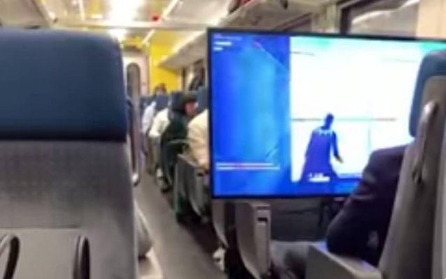 Fortnite: un adicto instala silenciosamente su enorme pantalla para jugar en el tren