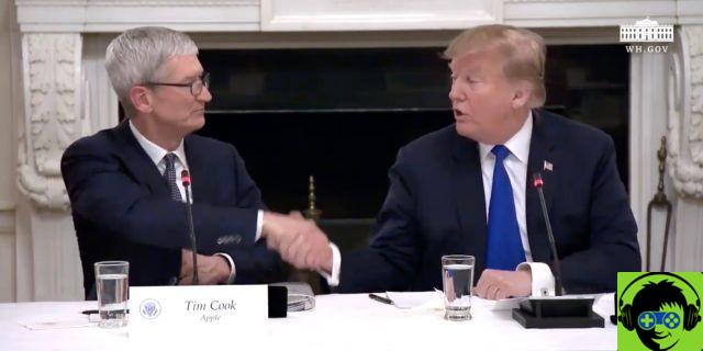 Tim Cook publicly expresses his disagreement with Donald Trump