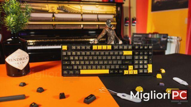 Akko Custom Mechanical Keyboard • 3098B Black & Gold Review