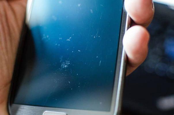 How to remove scratches from the touch screen of my Android phone