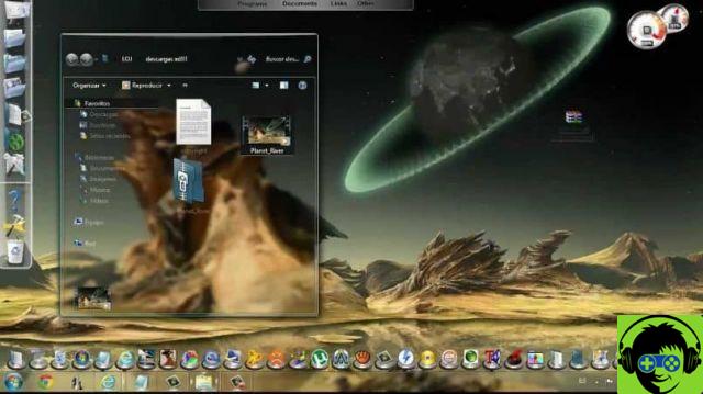 How to put Spotlight images as desktop wallpaper in Windows 10